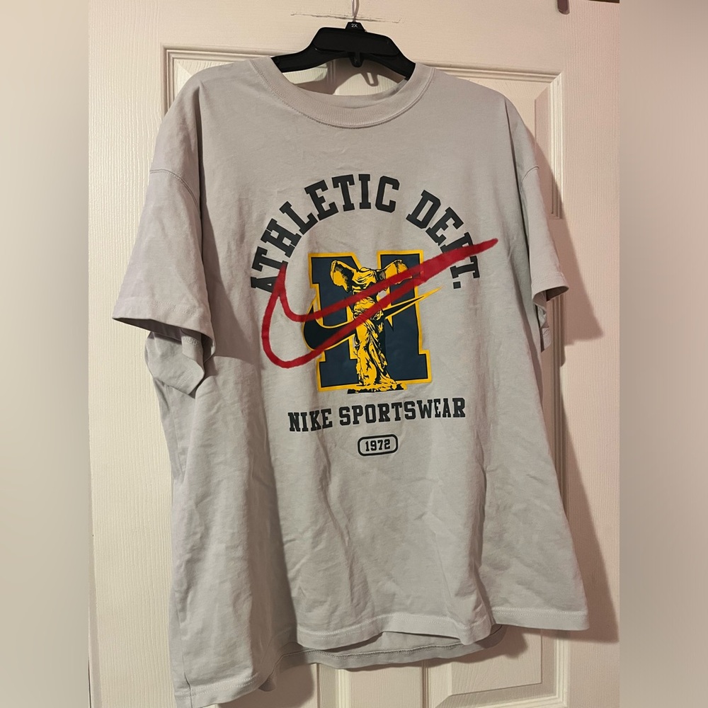 NIKE Sportswear Men's Swoosh Logo Greek Goddess of Victory Gray Short Sleeve Tee